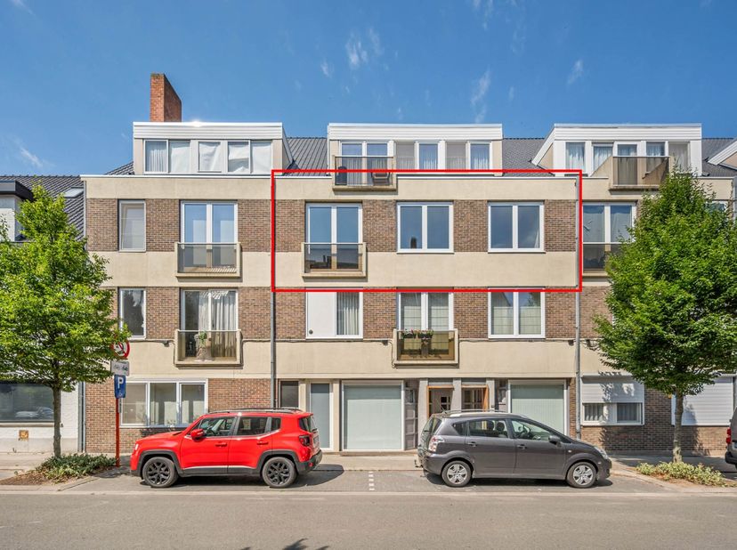 Instapklaar drieslaapkamer appartement, op wandelafstand van het centrum, scholen, winkels, Jessa ziekenhuis en andere faciliteiten. Bewoonbare opperv
