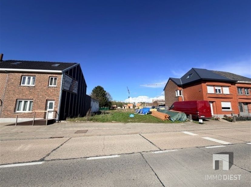 Aan een centrumlocatie bieden we een projectgrond van 12,73 are aan met een voorgevellijn van ca. 15 meter.<br />
Voor deze site was eerder een vergu