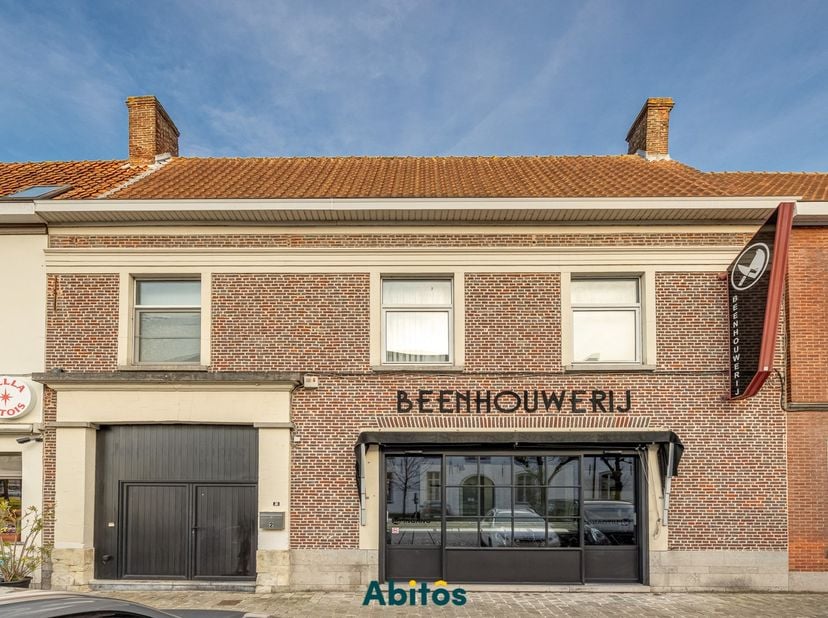 Situé sur la place centrale de Tronchiennes, Drongenplein, le cœur commercial et social de Tronchiennes, ce bien commercial bénéficie d’un emplacement