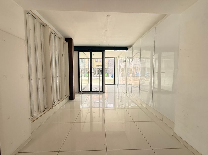 Spacieux immeuble commercial avec de nombreuses possibilités au cœur de Sint-Gillis-Bij-Dendermonde !<br />
<br />
Situation : Situé dans l'avenue S