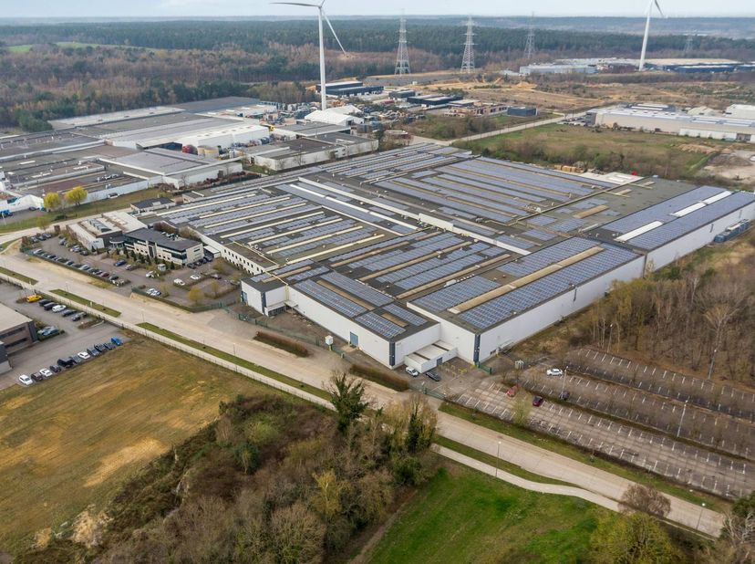 Ce centre de distribution récent est situé à Dilsen-Stokkem, stratégiquement situé entre l'E314 et la frontière néerlandaise, avec une combinaison d'e
