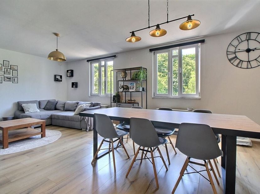 L'agence HOME EXPERT IMMO vous propose cet appartement 2 chambres de ± 78 m² situé à Vedrin, au premier étage d'une petite copropriété de 6 lots. Il s