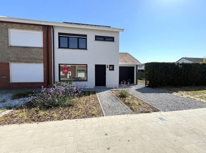 Deze instapklare halfopen woning, gelegen in de Boerderijstraat 23 in Ledegem, werd volledig gerenoveerd en combineert modern wooncomfort met een ener
