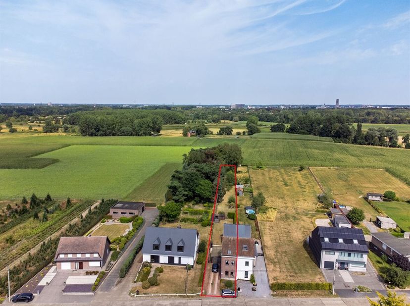 Idéalement située, juste à la périphérie du centre du village de Hombeek, cette maison à rénover regorge de possibilités. Grâce à la proximité des éco