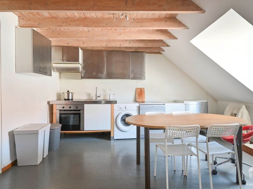 [[ DIT PAND NEEMT DEEL AAN DE ERA OPEN HUIZEN DAG OP 13/6 VAN 11:00 TOT 12:00 ]] : Mezzanine-appartement met 1 slaapkamer te koop in de Flagey-wijkAty