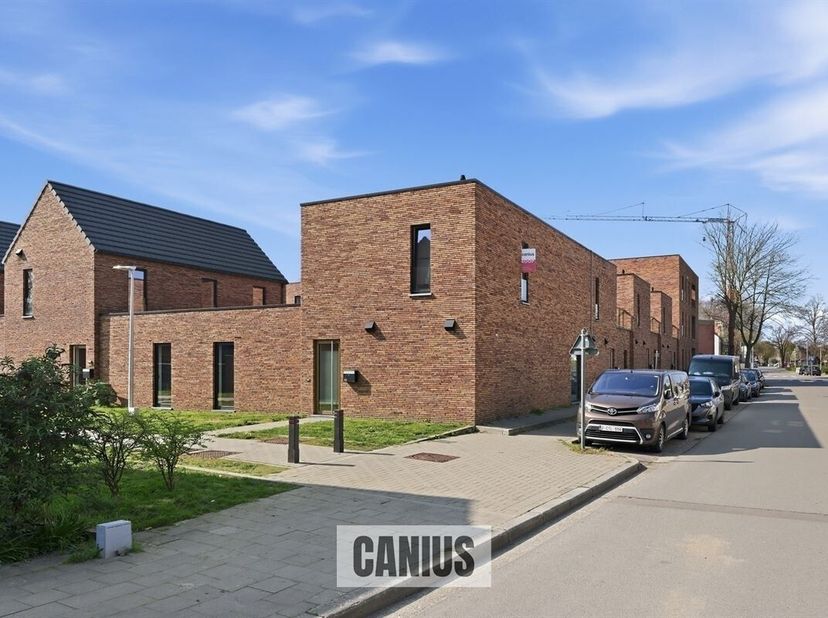 RECENTE WONING MET 3 SLKS NABIJ HET STADSCENTRUM<br />
Nabij het stadscentrum van Sint-Truiden treffen wij deze recente halfopen bebouwing aan gelegen