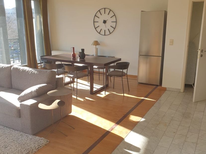 Mooi gemeubileerd appartement van ca. 101 m², bestaande uit:<br />
- 2 slaapkamers met parketvloer<br />
- 1 badkamer<br />
- 1 doucheruimte<br />
- 2