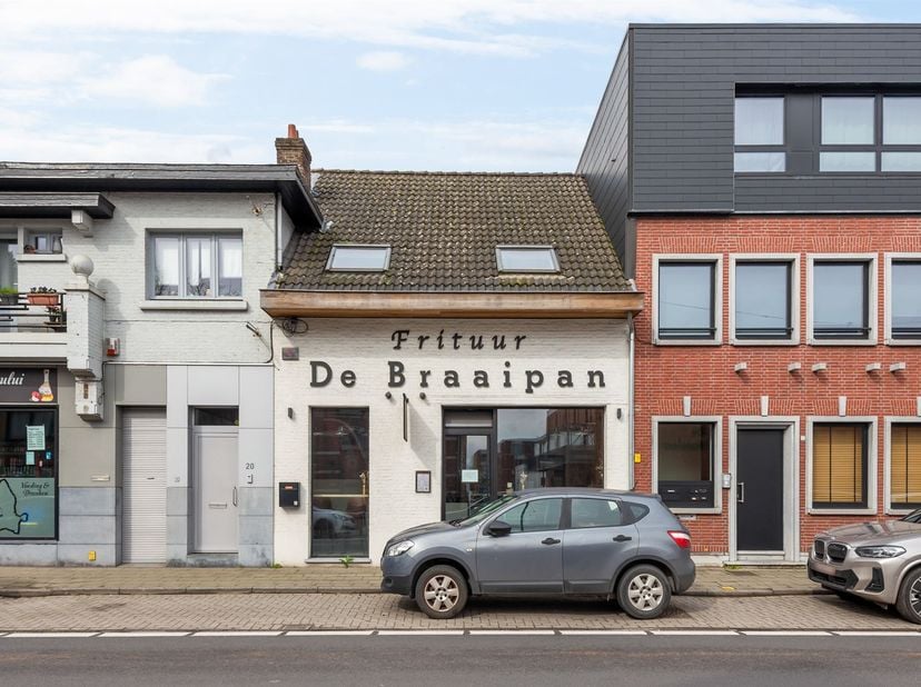 Local commercial situé dans le centre d'Oostmalle.<br />
<br />
Entièrement équipé pour l'exploitation d'une friterie.<br />
Cet équipement n'est pas