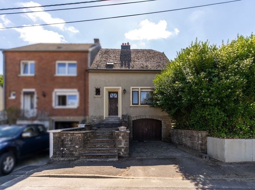 W Immobilière biedt u in het dorp Bonnert deze aangename halfopen woning aan met garage en tuin, gelegen op een perceel van 548 m².<br />
<br />
De wo