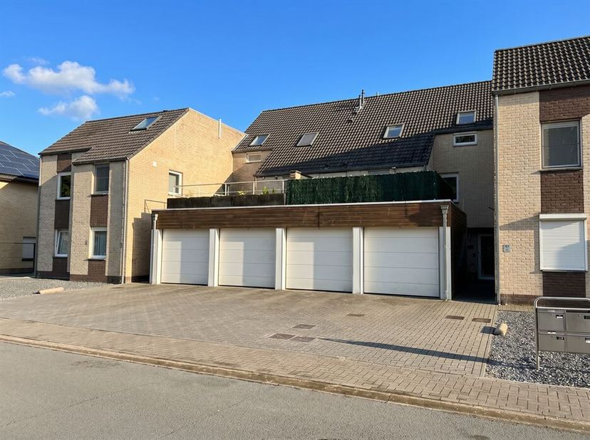 Ruim duplex appartement met 2 slaapkamers, garagebox en kelderberging in het centrum van Lanklaar.<br />
Op een uitstekende locatie aan de kerk van La