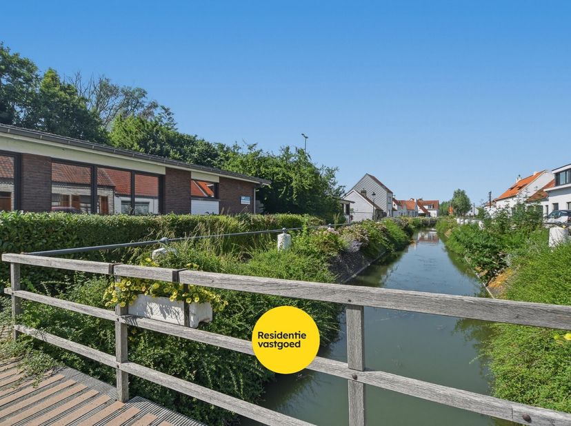 Dit voormalige dienstencentrum, gebouwd in 1973, bevindt zich op een perceel van 973 m² en beschikt over een bebouwde oppervlakte van meer dan 300 m².