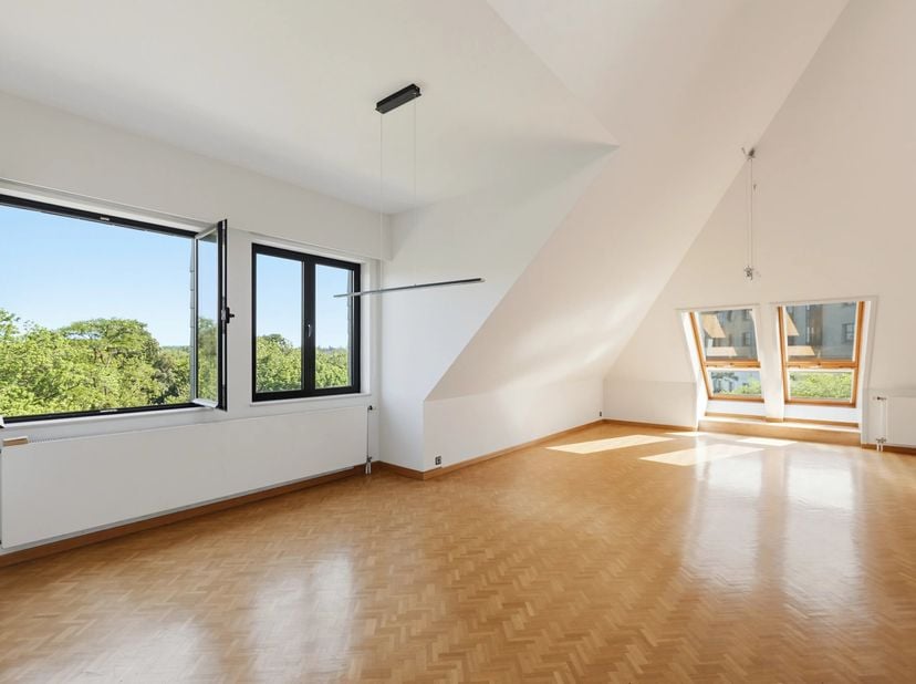 Ontdek dit prachtige appartement van 92 m², gelegen in de gegeerde wijk Brugmann te Ukkel. De woning biedt één royale kamer, veel natuurlijk licht dan
