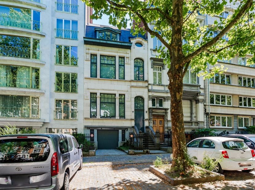 À deux pas de la Place Brugmann, sur l’une des avenues les plus emblématiques de Bruxelles, cet hôtel de maître séduit par sa superbe façade en pierre