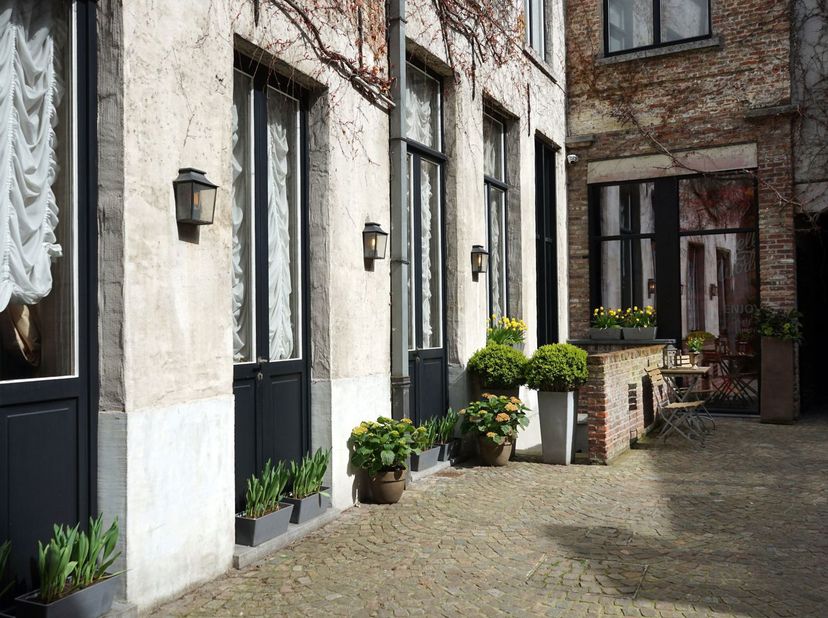 EN OPTION:<br />
BOUILLON (Région de Luxembourg) : Hôtel-Restaurant de 10 chambres (#3X+5_MIRE_LUX)<br />
• Surface de la parcelle : 680m²<br />
• Sur