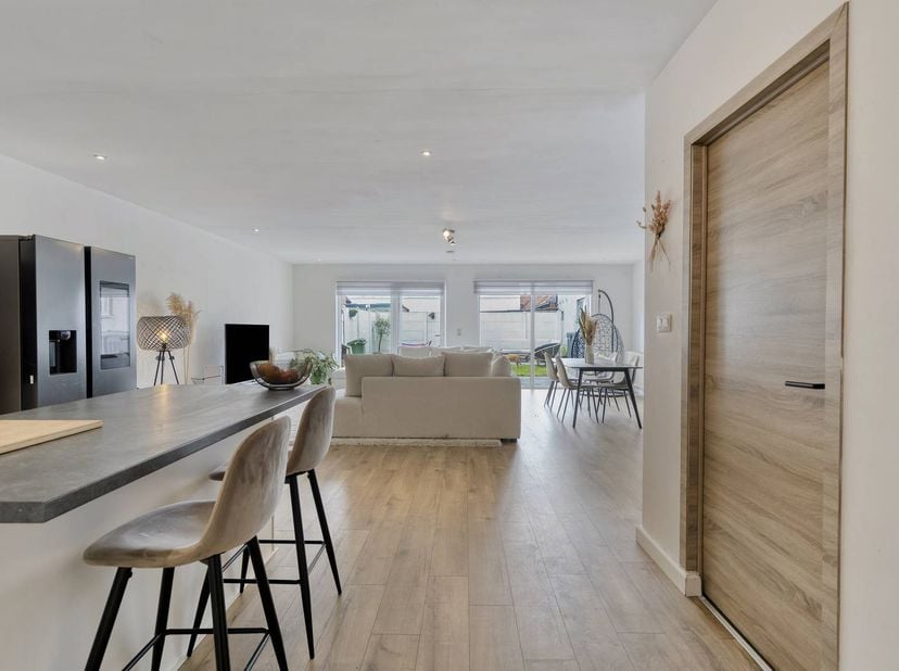 Prêt à vivre au cœur d'Overmere.<br />
<br />
Découvrez cette maison confortable et cool où les finitions modernes se marient à une atmosphère chaleur