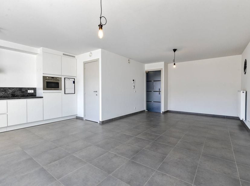 Appartement spacieux (90 m²) avec deux chambres spacieuses, une terrasse et un sous-sol situé au premier étage. Très économe en énergie, près du centr
