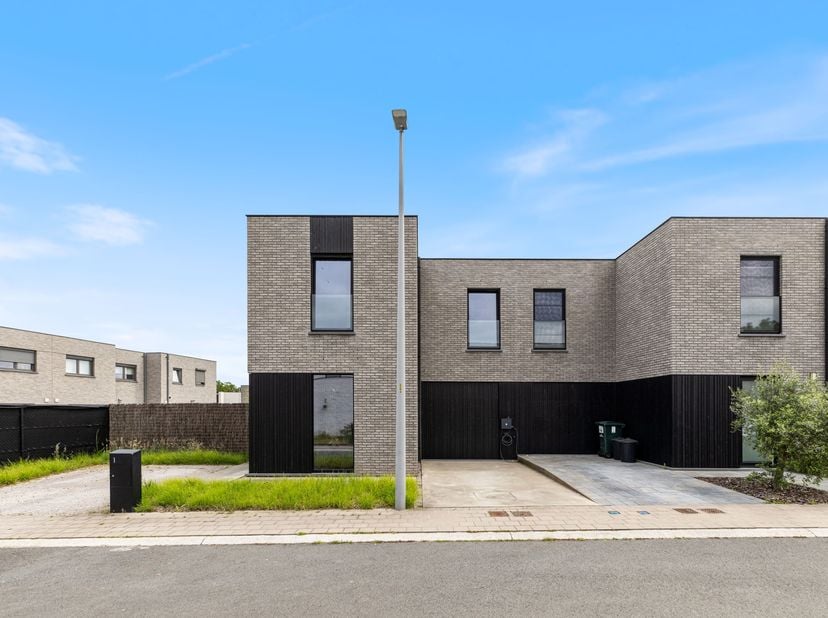 In een rustige, residentiële woonwijk in Rollegem vind je deze instapklare halfopen woning uit 2020. Dankzij een EPC-label, zonnepanelen, een lucht-lu