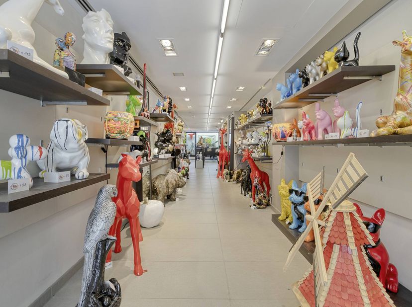 Cette propriété commerciale prête à emménager d'environ 152 m² est située dans un excellent emplacement commercial central à Koksijde. Grâce à la magn