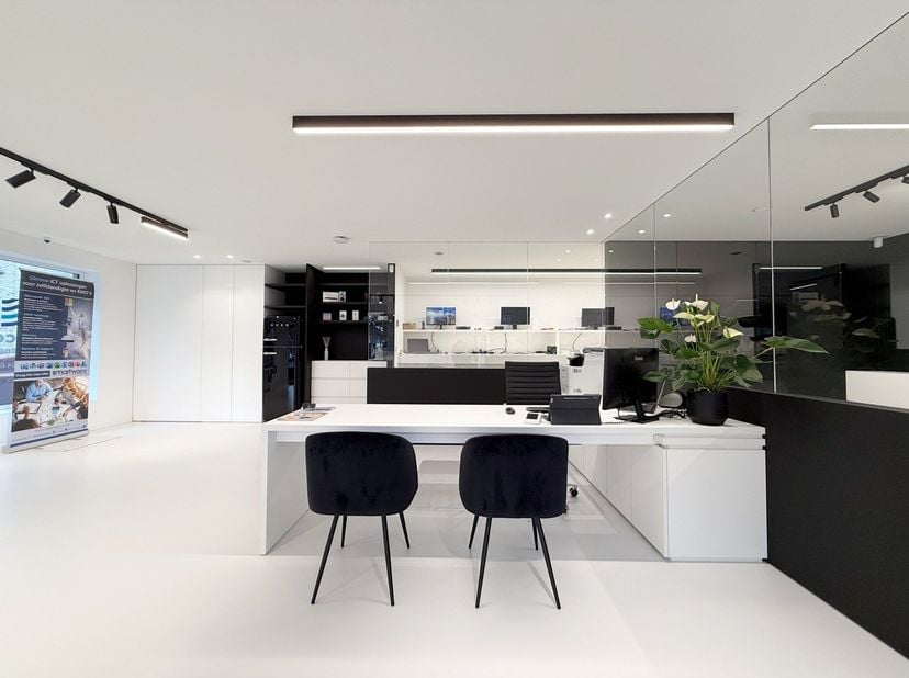 Instapklaar en hoogwaardig handelspand (122 m²) op topligging in Nieuwpoort Stad<br />
<br />
Momenteel huisvest dit moderne handelspand het gekende b