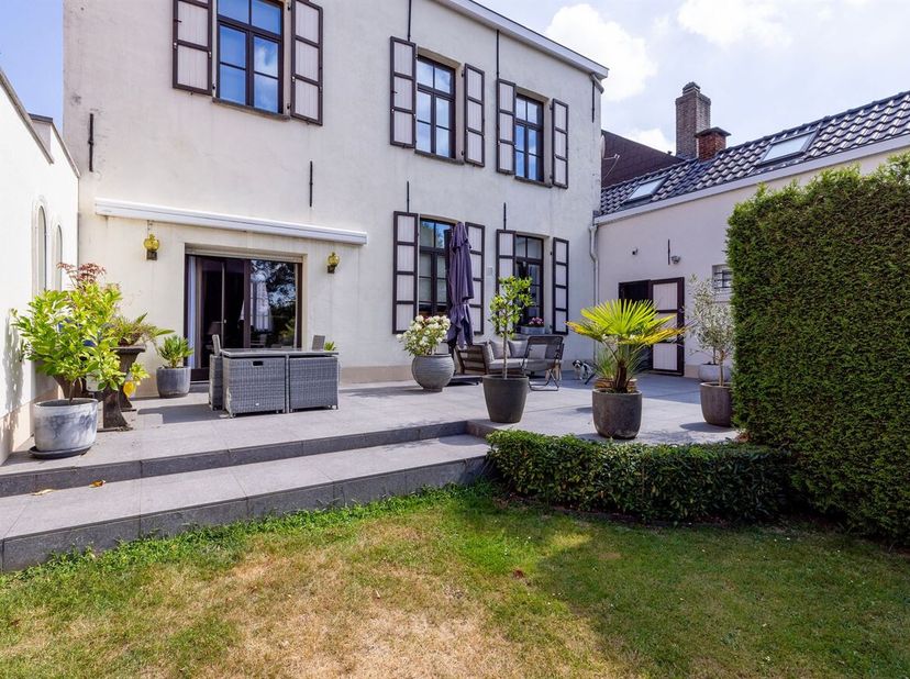 Karaktervolle woning met 4 slaapkamers en zuidgerichte tuin op een toplocatie te Heist-op-den-Berg! De woning geniet een ruime garage, alsook een park