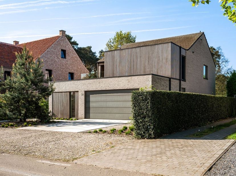 Kwalitatieve en instapklare woning met 4 slaapkamers, zwembad en poolhouse<br />
De woning werd gebouwd met kwalitatieve materialen en biedt een doord