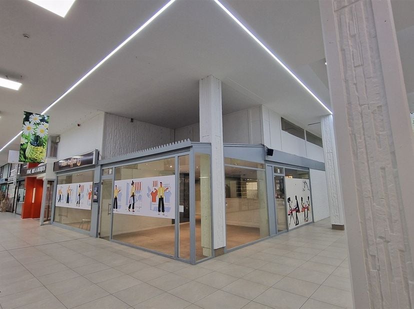 Bent u op zoek naar een handelspand voor uw zaak? Bekijk dan dit pand met 2 verdiepingen in Shopping 3-Center in Genk-Centrum!&amp;nbsp;<br />
<br />
Zodr