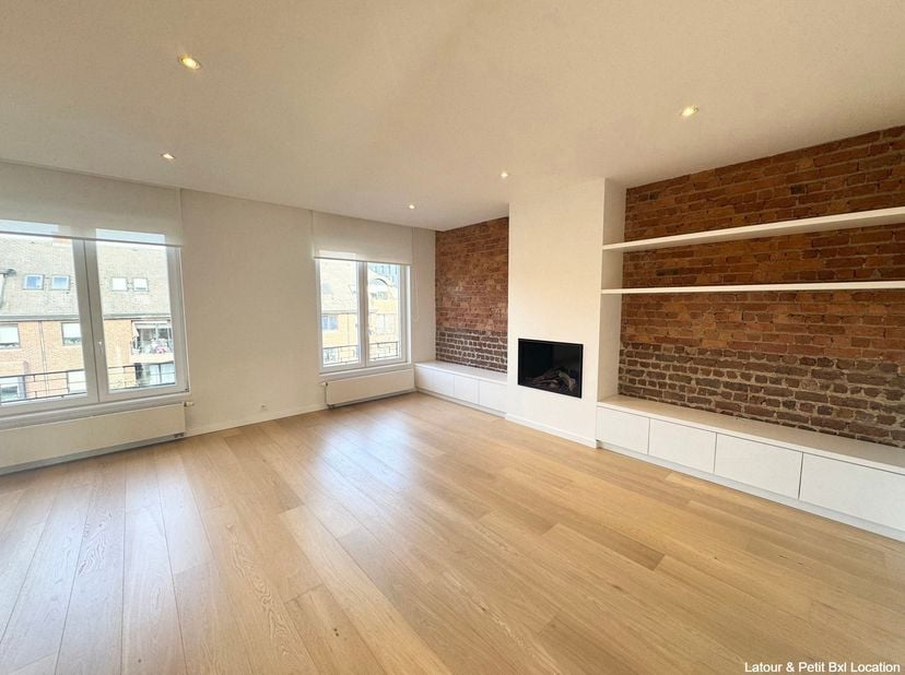 AUDERGHEM, vlakbij Hermann Debroux en metrostation Demey. Prachtig APPARTEMENT (2slk/1dk) van 88m². Gelegen op de 3de en bovenste verdieping van een g