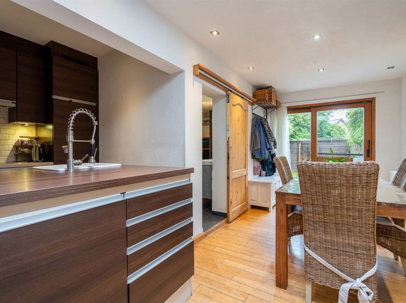Instapklare woning met 4 (slaap)kamers en mooie tuin in centrale ligging!<br />
<br />
Op zoek naar een instapklare woning op een gunstige locatie?
