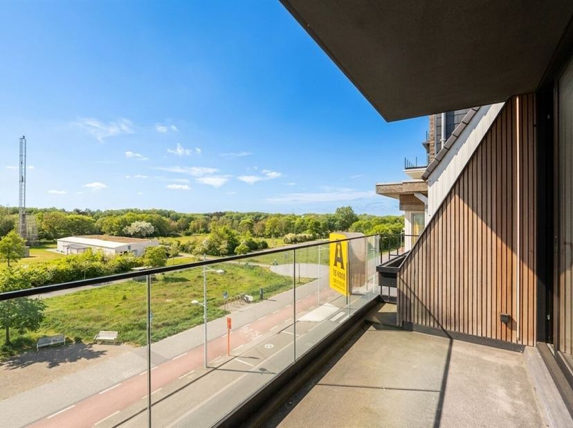Dit prachtig dakappartement biedt een ongeëvenaarde combinatie van luxe, comfort en een doordachte indeling. Gelegen in een uiterst rustige en recente