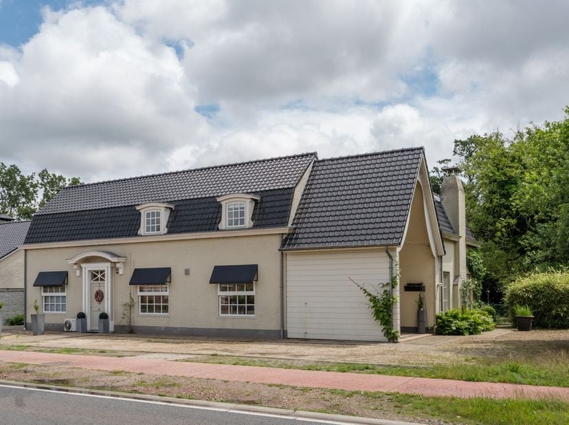 NIEUW TE KOOP in PELT: Charmante, klassevol landhuis met ruime leef- en slaapruimtes (242m2 woonoppervlak), prachtige zuidgerichte parktuin, een parad