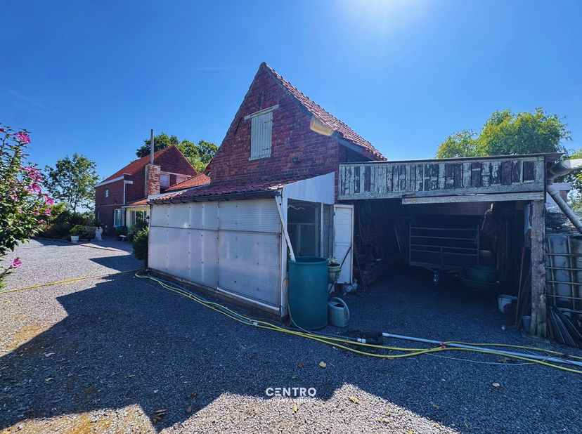 Karaktervolle hoeve op een idyllische locatie op circa 1 hectare grond!<br />
<br />
Rust, ruimte en groen, gecombineerd met een verrassend vlotte ber