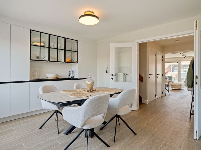 Un luxe sans limite, une discrétion absolue et un emplacement incomparable. Située à proximité de la prestigieuse Kustlaan et de la place animée Van B