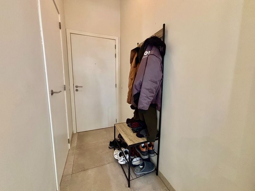Dit aangenaam en centraal gelegen appartement in Roeselare biedt een comfortabele en praktische woonomgeving. Bij het binnenkomen beschikt het apparte