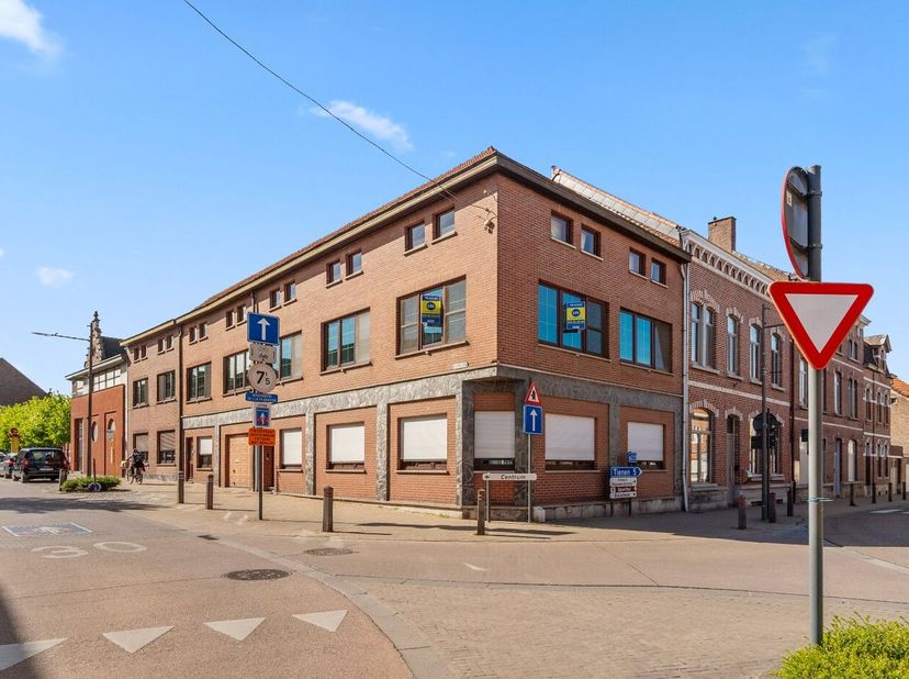 Dit gebouw bestaat uit 1 rijwoning en 2 appartementen en is goed gelegen in het centrum van Hoegaarden. Het gebouw werd in de jaren '90 gerenoveerd. D