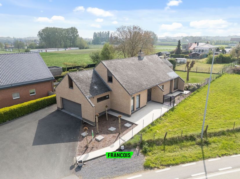 Située dans le charmant Strijpen, une section de Zottegem, cette maison particulièrement bien entretenue se trouve dans un emplacement calme tout en é