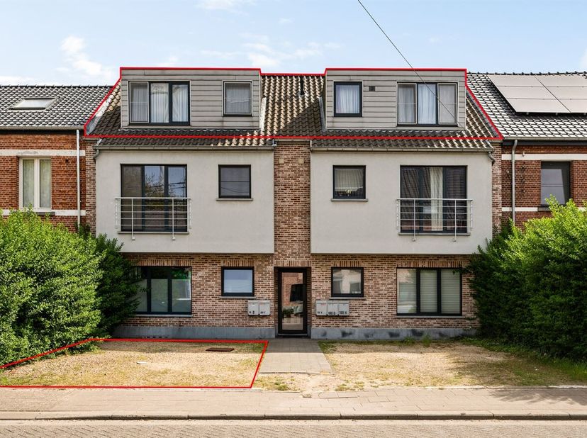 Penthouse de 2 chambres avec terrasse spacieuse et parking<br />
L'appartement fait partie d'une petite résidence établie en 2009 et répond à toutes l