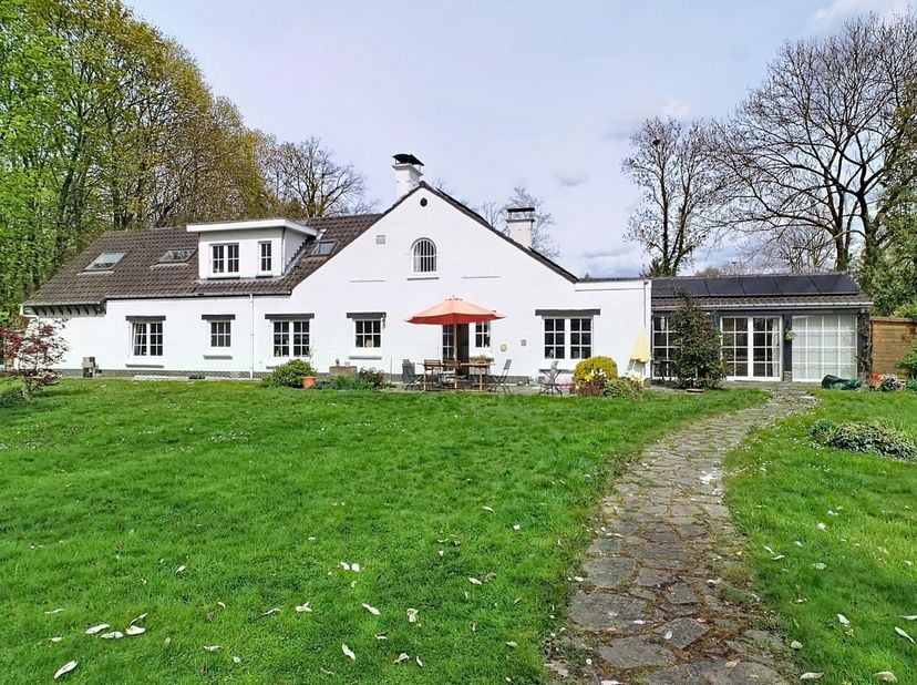 EXCLUSIVITÉ - A Lasne, aux abords de Rixensart, <br />
AGREABLE VILLA AVEC GRANDE PISCINE dans un bâtiment distinct. <br />
Edifiée sur un beau terrai