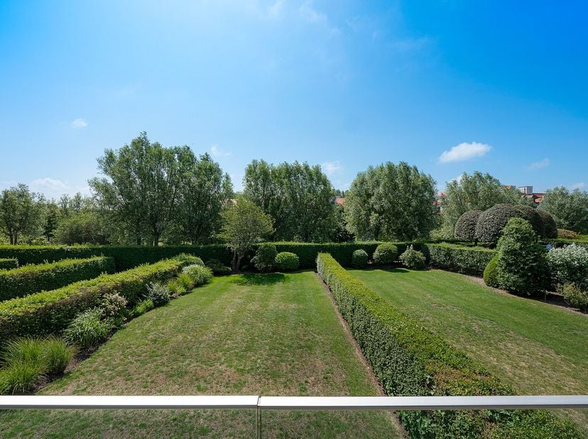 Stijlvol gerenoveerd appartement op toplocatie in het Zoute.Gelegen aan de Kustlaan, op wandelafstand van de zee, de Zeedijk, het Zwin en de Royal Zou