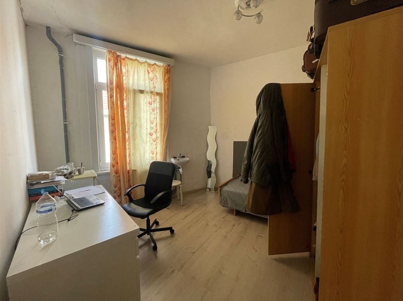 RÉSERVÉ AUX ÉTUDIANTS - ONLY FOR STUDENTS<br />
<br />
Cette chambre d'étudiant est située en plein cœur d'Anvers. Elle est meublée et dispose d'un la