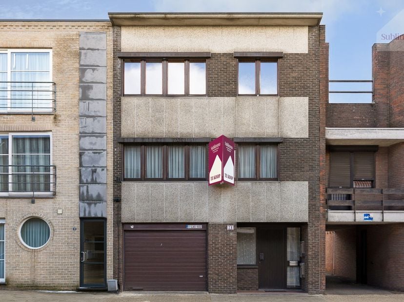 Bent u op zoek naar een&amp;nbsp;opbrengsteigendom in Mol, een&amp;nbsp;kangoeroewoning&amp;nbsp;of een&amp;nbsp;woning met verhuurmogelijkheid? Deze ruime gesloten b