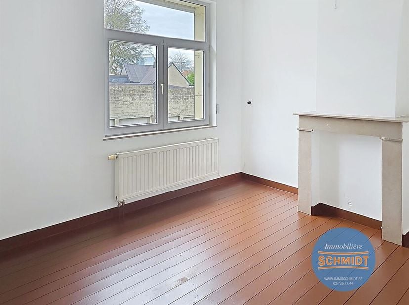 IMMOSCHMIDT (Ref. 29621) - IXELLES (Place Jourdan) - ONTVANGBAAR VOOR DIRECT: Achterhuis bestaande uit een woonkamer, een half ingerichte keuken, een