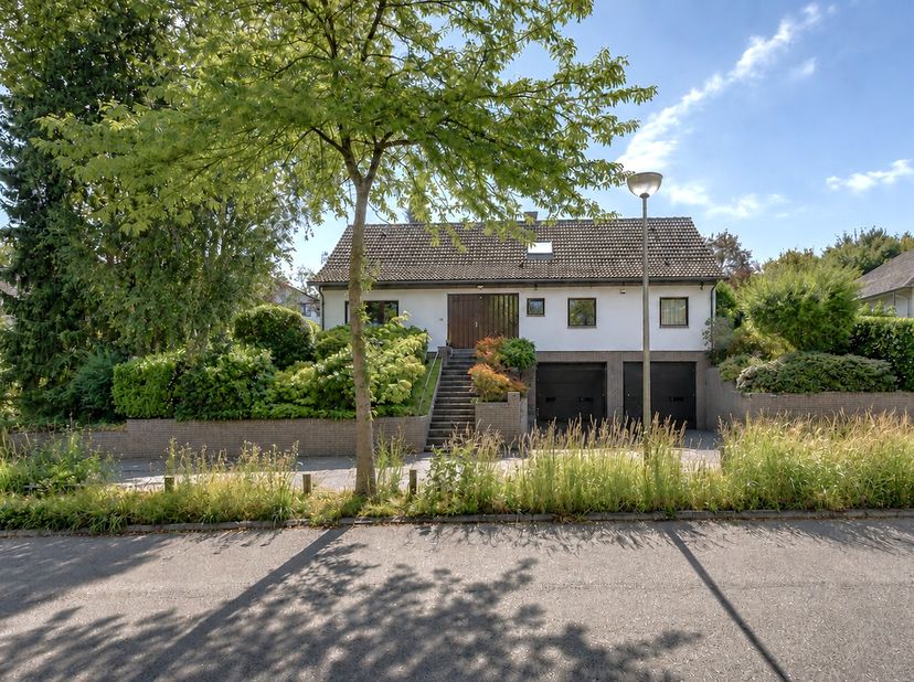 Te moderniseren villa, gelegen aan de prestigieuze en residentiële Ringlaan, op wandelafstand van het centrum van Tervuren en het park. De woning bied