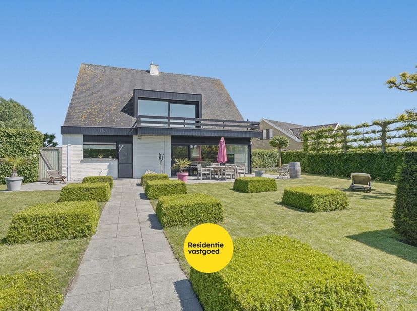 Rustig gelegen alleenstaande woning met prachtige tuin op een perceel van 980 m² in een residentiële woonwijk te Eernegem. Deze ruime gezinswoning bes