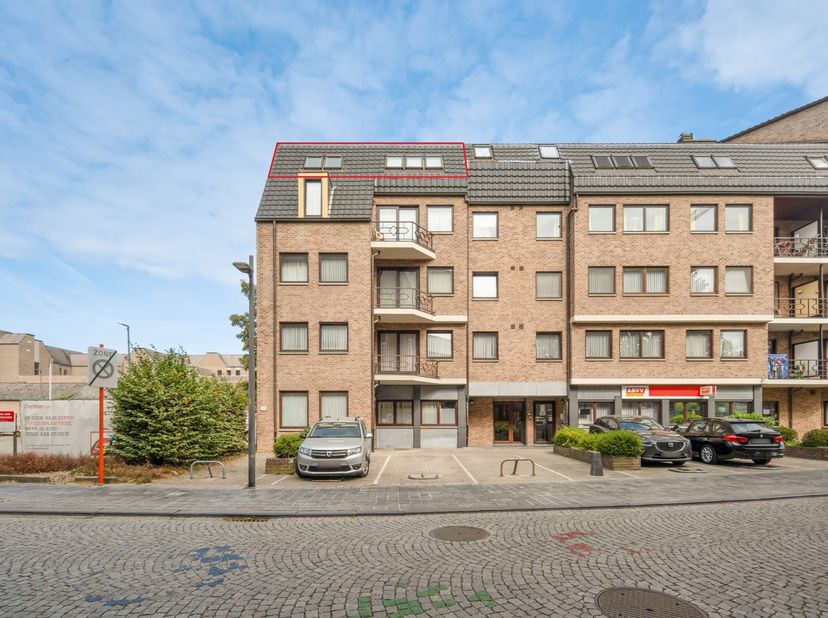 Dit gezellige appartement is gelegen in de Abdijstraat, vlakbij de Grote Markt van Sint-Truiden. Scholen, winkels en openbaar vervoer zijn allemaal be