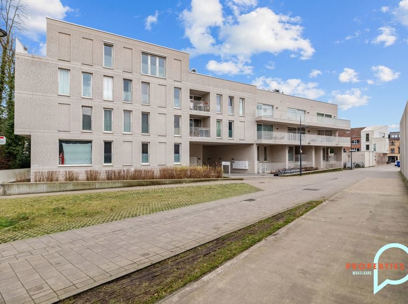 Heel mooi, ruim en recent (2017) 3 slaapkamerappartement te Gent, aan de achterzijde van het station Gent-Sint-Pieters in een oude kloostersite omgeve