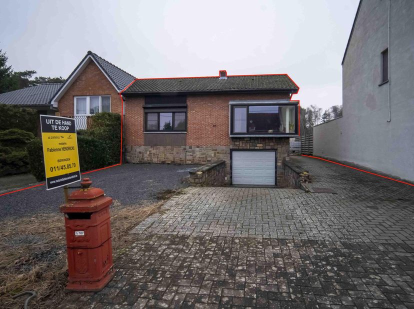 GOED EN RUSTIG GELEGEN WONING - <br />
<br />
Mooi en rustig gelegen woonhuis, halfopen bebouwing, met grond.<br />
Het perceel is 12 m breed en is on