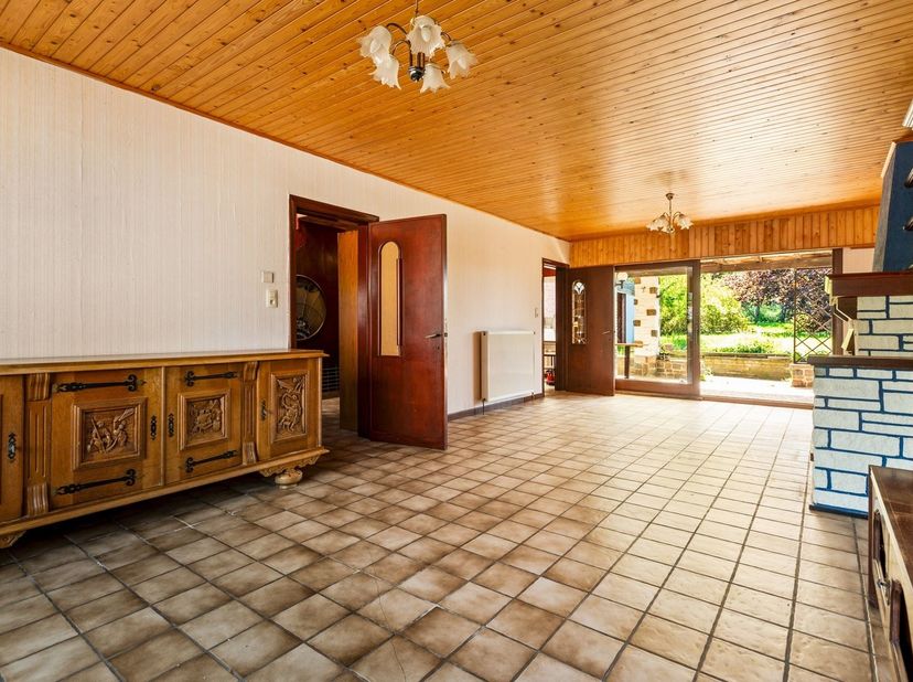 Karaktervolle art-deco woning (open bebouwing) met 3 slaapkamers, garage en zuidgerichte tuin, gelegen op een perceel van 21 m breed en 57 m diep in h