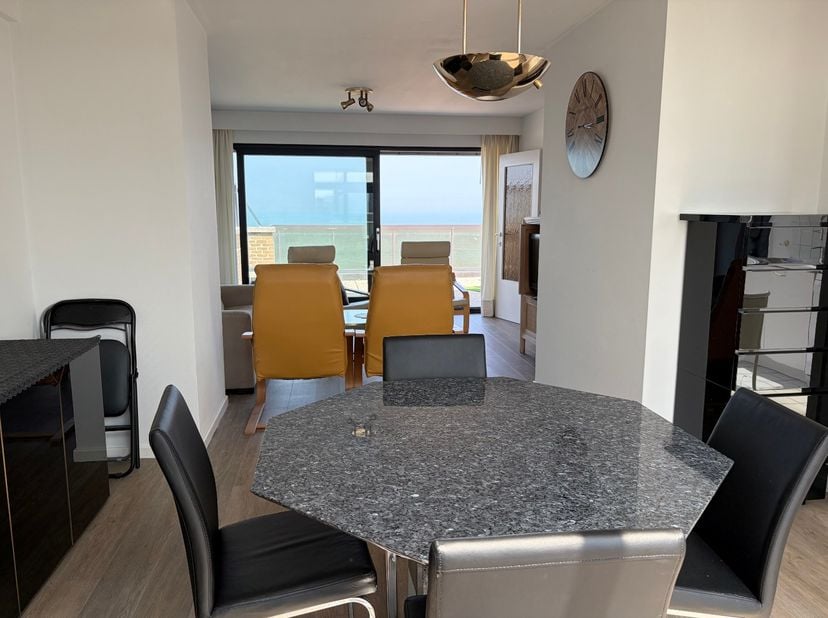 Penthouse meublé avec vue sur la mer et panorama exceptionnel, comprenant 2 terrasses ensoleillées, un living lumineux donnant accès aux deux terrasse