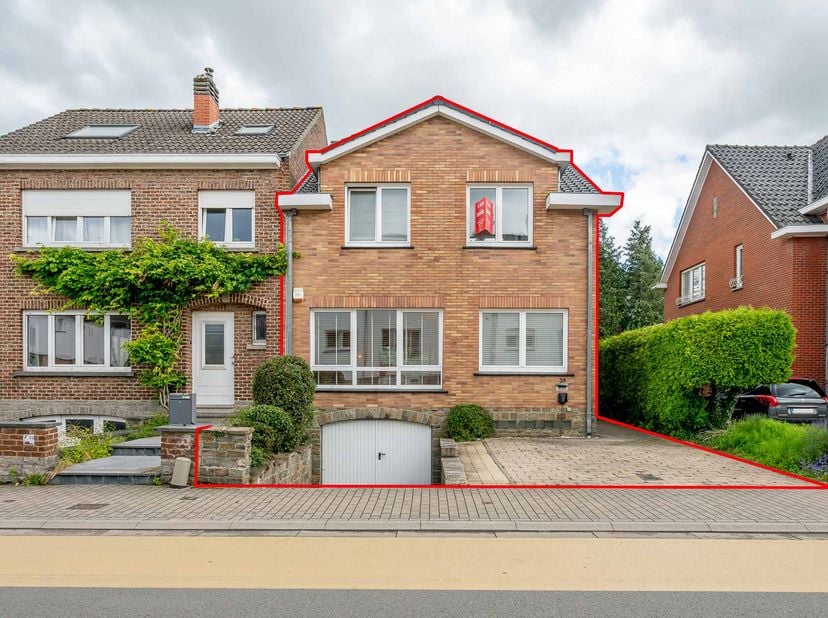 PRACHTIG GERENOVEERDE HALFOPEN BEBOUWING<br />
<br />
Bent u op zoek naar een centrale, dynamische ligging gecombineerd met modern wooncomfort, energi