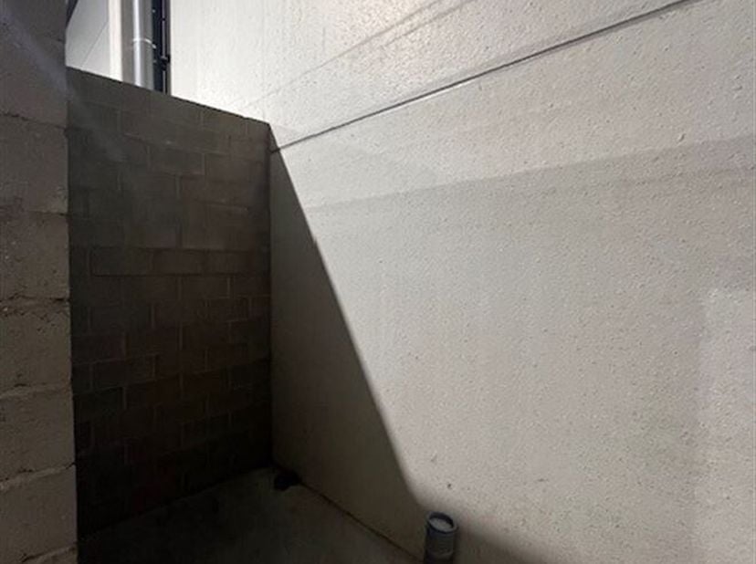 Loods/opslagruimte met 2 parkeerplaatsen.<br />
Deze loods is zeer makkelijk bereikbaar omwille van de centrale ligging.  Kortbij de snelweg en versch